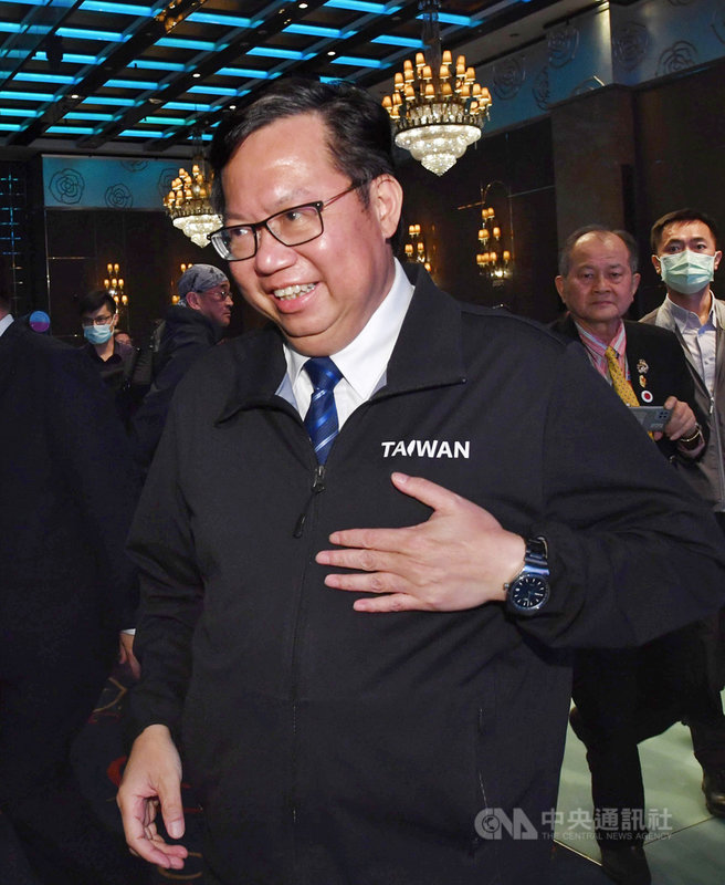 桃園市長鄭文燦(前)23日晚間在台北,出席新興民族文教基金會「和平行愛 歲月靜好」餐會活動,並為活動致詞。中央社記者王飛華攝 110年4月23日