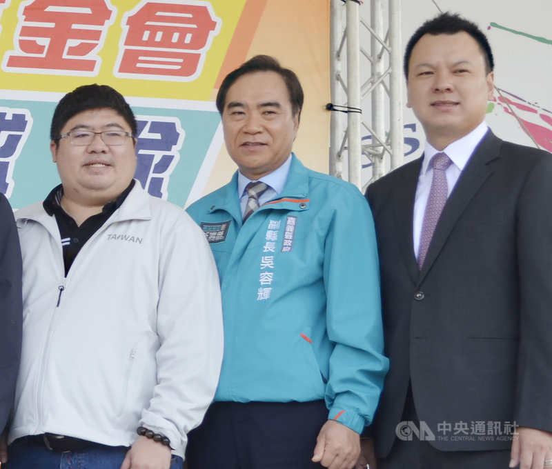 嘉義縣副縣長吳容輝(中)23日下午證實,他將接任台鹽董事長,預定30日上任,已請辭副縣長一職。圖為吳容輝110年3月9日出席公開活動畫面。中央社記者蔡智明攝 110年4月23日