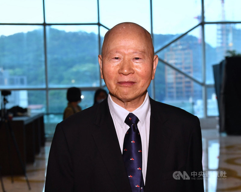 前民進黨主席、新興民族文教基金會董事長許信良23日晚間在台北出席公開活動前表示,面對當前國際與兩岸情勢,呼籲各界對政府危機處理要有信心。中央社記者王飛華攝 110年4月23日