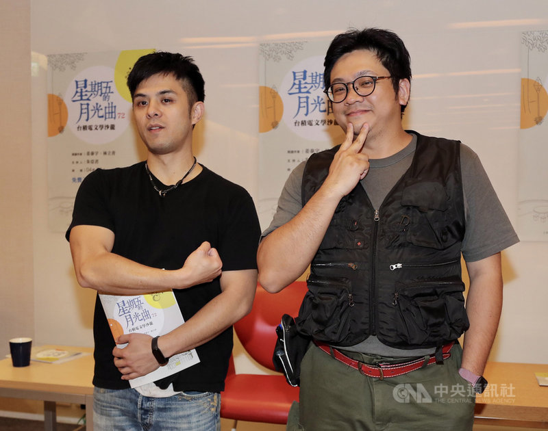 「星期五的月光曲~台積電文學沙龍」23日晚間舉行,工人作家姜泰宇(左)、林立青(右)受邀對談。中央社記者張皓安攝 110年4月23日