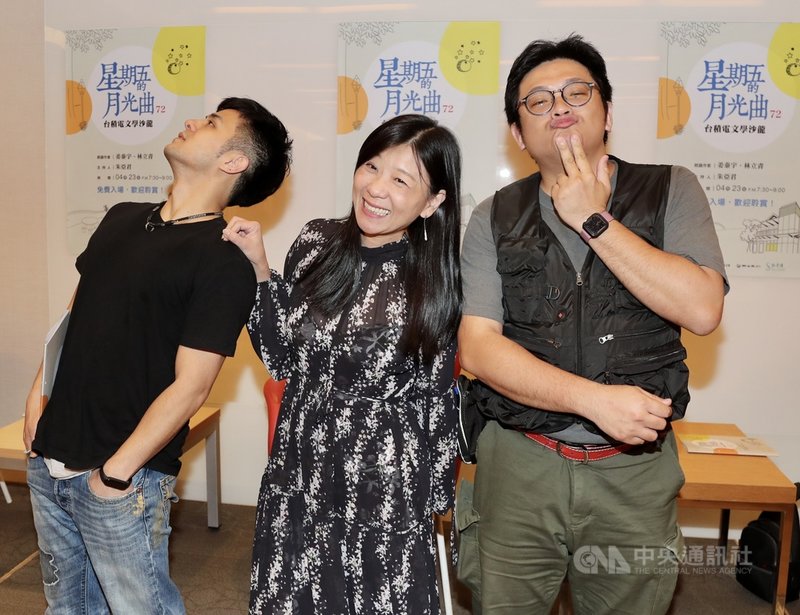 「星期五的月光曲~台積電文學沙龍」23日晚間舉行,邀請工人作家姜泰宇(左)、林立青(右)對談,並由寶瓶文化總編輯朱亞君(中)主持。中央社記者張皓安攝 110年4月23日