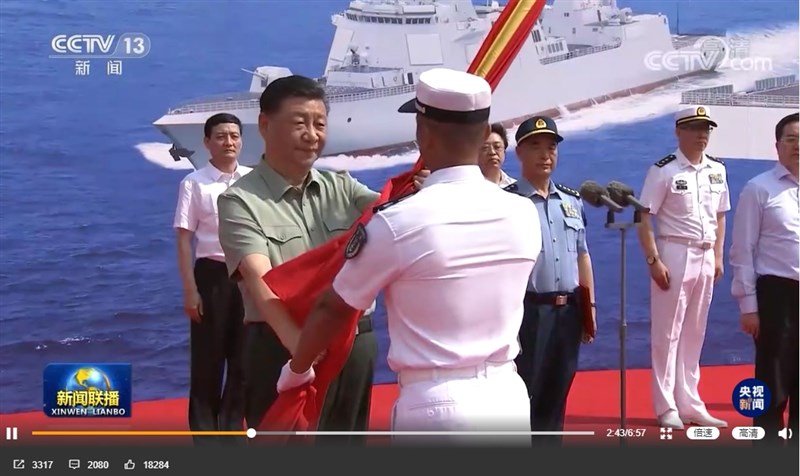 中共總書記習近平(前左)23日在海南三亞出席3艘主戰艦艇啟用交接儀式。(圖取自weibo.com/cctvxinwen)