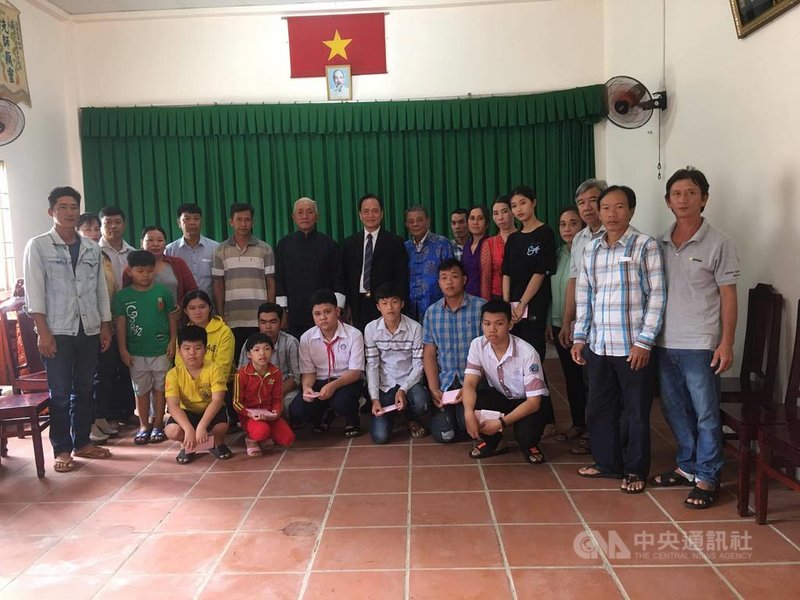 富國華人相濟會調查,越南富國島上目前共有國軍後代130多人,為了讓這群人記住「阿公、父親的故事」,越南台商獎學基金會2019年起開始針對島上國軍後代發放獎學金。圖為2020年受獎學生、家長等大合照。(蘇建源提供)中央社記者陳家倫河內傳真 110年4月24日