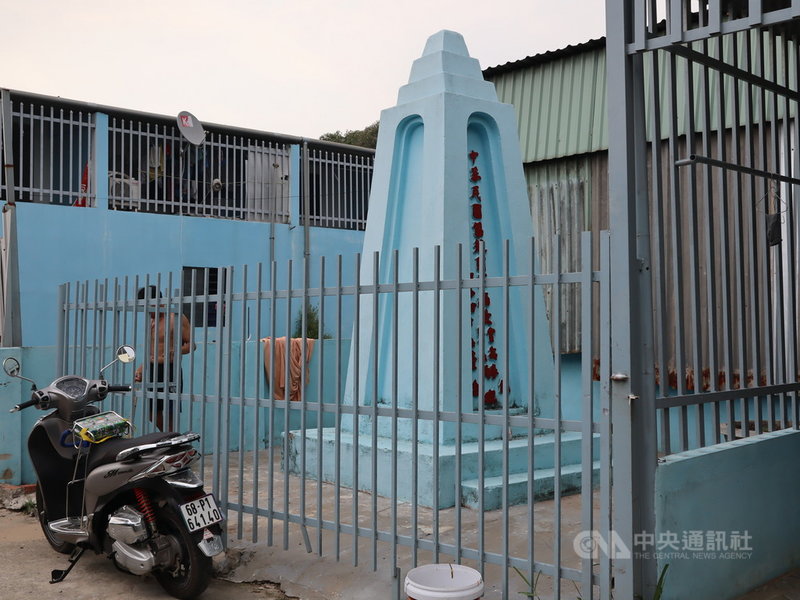 越南富國島上的「中華民國留越國軍病故紀念碑」一度乏人聞問,2021年初紀念碑已被重新粉刷,四周還設立鐵柵欄、裝上一道可讓民眾自行開啟的鐵門,方便遊客與居民祭悼,環境大幅改善。中央社記者陳家倫富國島攝 110年4月24日
