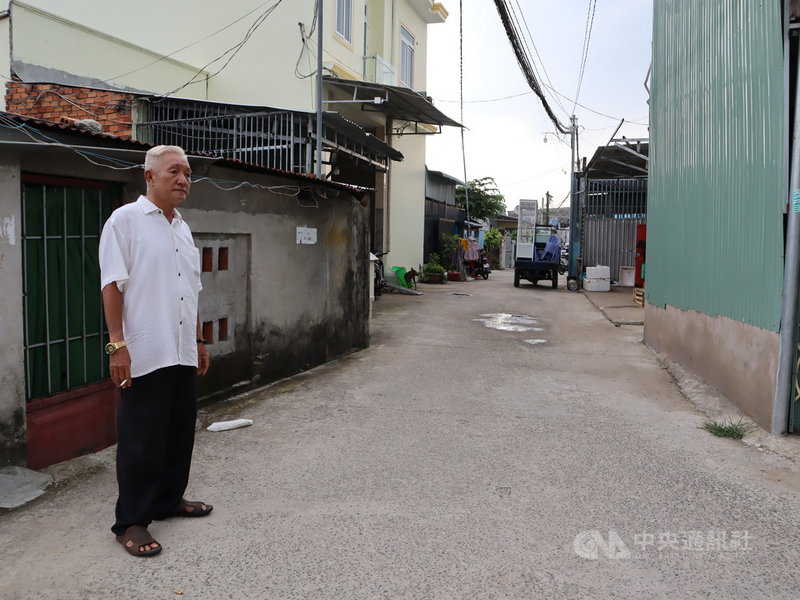 富國華人相濟會會長吳猷合(圖)表示,「中華民國留越國軍病故紀念碑」過去四周大約有230多座墳墓,後來墓地遭塵土湮滅,土石方上蓋起一座座民宅。圖為紀念碑四周的民宅。中央社記者陳家倫富國島攝 110年4月24日
