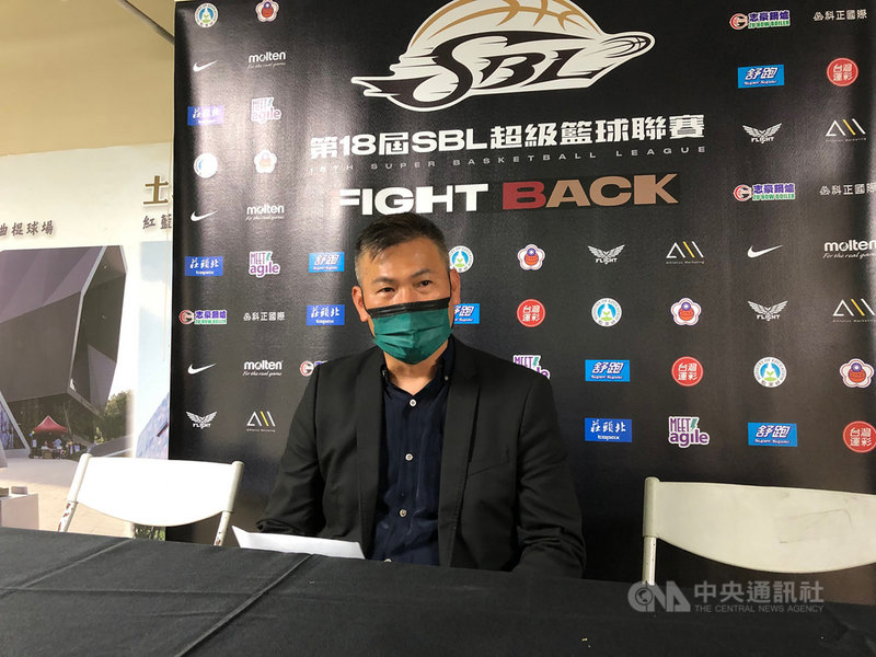 距離超級籃球聯賽(SBL)季後賽首輪開打僅剩一週,台灣啤酒總教練周俊三(圖)24日表示,仍希望蔣淯安能打季後賽,但還需觀察未來一週訓練與傷勢狀況。中央社記者黃巧雯攝 110年4月24日