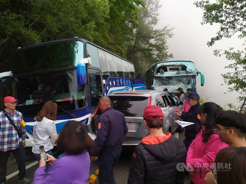南投台14甲線19公里處24日傍晚發生遊覽車車禍,一輛遊覽車疑似煞車失靈,先追撞前方遊覽車後再擦撞一輛休旅車,2輛遊覽車共有18名乘客受輕傷。(翻攝照片)中央社記者吳哲豪傳真 110年4月24日