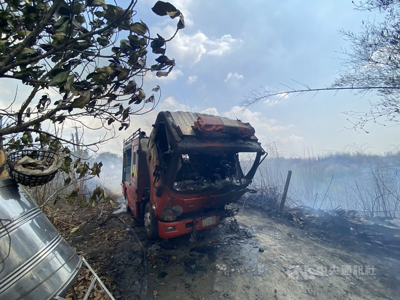 高雄市消防局彌陀分隊人員24日獲報前往撲滅田寮區竹林雜草火警,人員剛下車布水線時,山谷風突然急速竄起,導致谷底火勢迅速延燒,波及消防車,半面車體都被燒毀。(高雄市消防局提供)中央社記者洪學廣傳真 110年4月24日