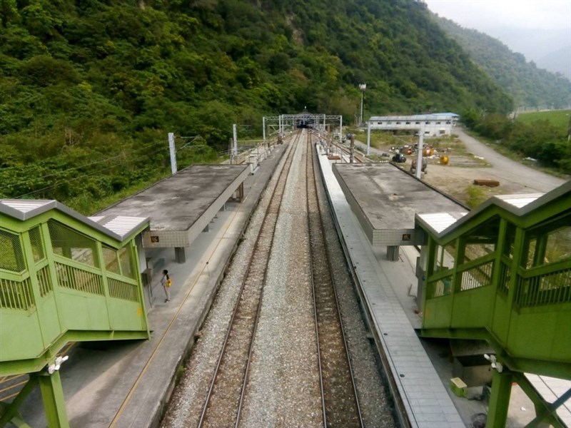 台鐵405次台東開往樹林太魯閣號24日上午通過武塔站(圖)時,由於月台加高工程施工,工人跨越月台,太魯閣號緊急煞車仍撞上,工人受傷送醫。(台鐵提供)中央社記者沈如峰宜蘭縣傳真 110年4月24日