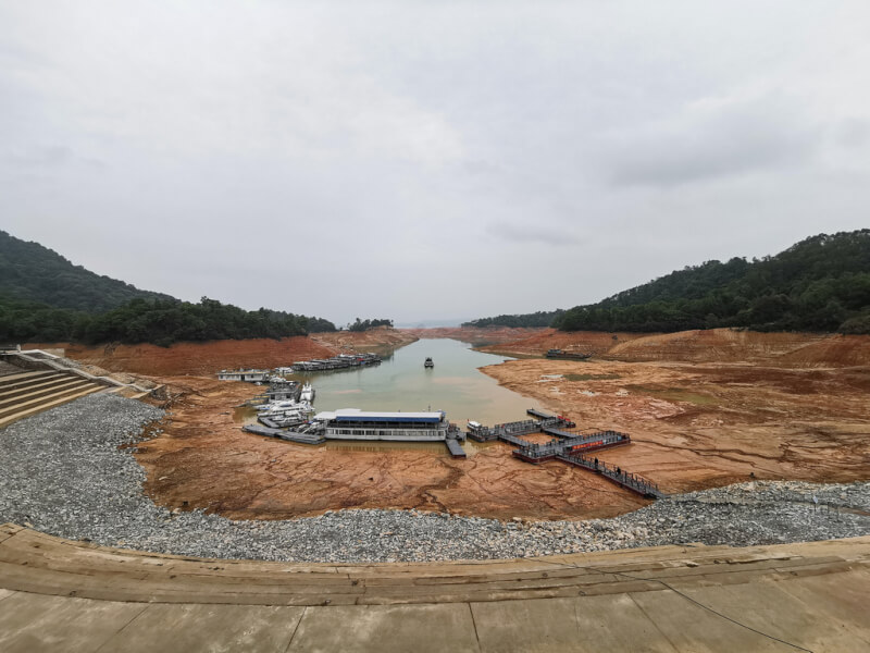 The unresolved drought problem in Yunnan, a major hydropower province in southwest China, has affected the efficiency of hydropower generation. The picture shows that the water level of Wanlu Lake, the largest artificial lake in South China, will drop sharply in 2021.  (China News Agency)