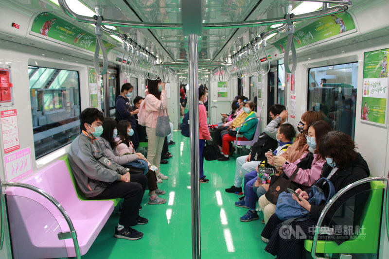 台中捷運綠線通車後，台中捷運公司將針對通勤、通學族推常客方案吸客，盼衝高運量。中央社記者蘇木春攝　110年4月24日