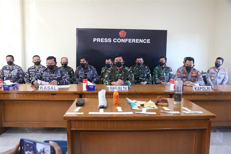 印尼國軍24日召開記者會指出,在海底找到失聯潛艦KRI Nanggala-402上的殘骸。(印尼國軍提供)中央社記者石秀娟雅加達傳真 110年4月24日