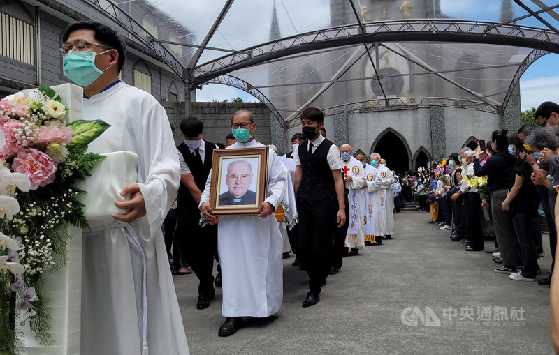 義大利籍天主教靈醫會神父李智來台奉獻67年，日前逝世。李智曾獲醫療奉獻獎，幫助不少病患度難關，羅東聖母醫院表示，24日舉行的殯葬彌撒及公祭，吸引近千人到場為李智送行。中央社記者沈如峰宜蘭縣攝 110年4月24日