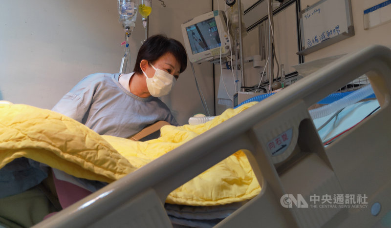 台中一名7歲男童在學柔道時遭教練及學長重摔導致昏迷,生命垂危;台中市長盧秀燕(後)24日前往醫院探視男童,在男童耳邊加油打氣說「你很勇敢,我們為你加油」,盼男童早日恢復健康。(台中市政府提供)中央社記者郝雪卿傳真 110年4月24日