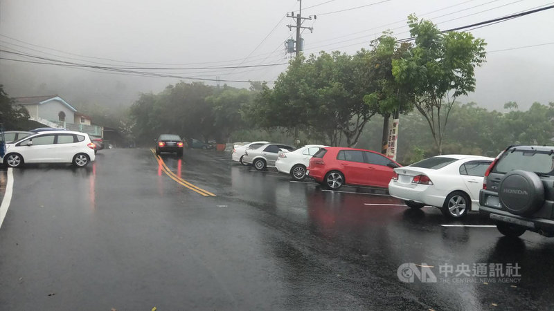 台南市山區24日下午突然降雨,局部地區下了1個多小時,讓久未聽見雨聲的居民高興的不得了;中央氣象局南區氣象中心觀測,在楠西區累積雨量有24.5毫米。圖為楠西區梅嶺降雨畫面。(陳居峰提供)中央社記者張榮祥台南傳真 110年4月24日