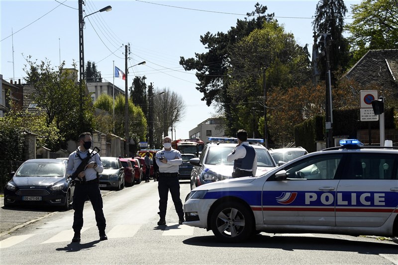 法國巴黎郊區警局23日一名雇員今天遭一名男子刺死,凶嫌已遭警擊斃。圖為案發後警方封鎖現場。(法新社)