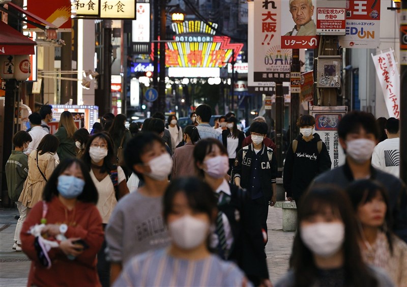 日本境內2019冠狀病毒疾病疫情延燒,大阪府新增1262例,再創歷史新高紀錄。圖為4月24日大阪道頓堀人潮。(共同社)