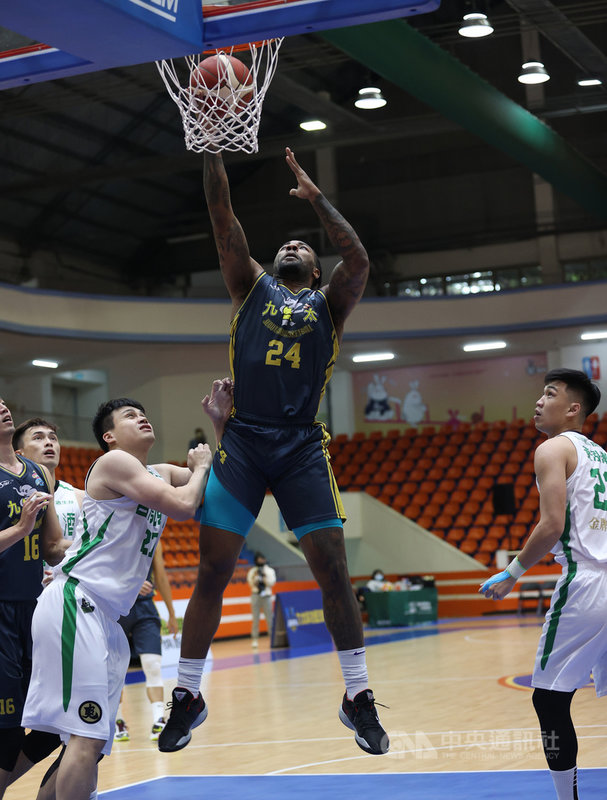 第18屆SBL超級籃球聯賽例行賽近尾聲,高雄九太科技24日下午靠著洋將JC戰象(中)全場攻下26分,率隊以95比82擊敗台灣啤酒。(中華民國籃球協會提供)中央社記者黃巧雯傳真 110年4月24日