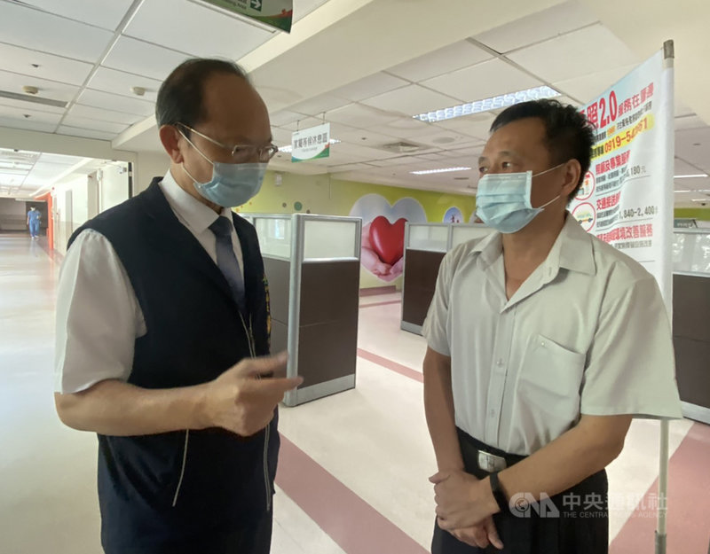 台中南陽國小一名7歲男童在學柔道時,疑遭教練及學長重摔多次重創昏迷,目前仍在加護病房救治。台中市教育局長楊振昇(左)與南陽國小校長楊朝銘(右)前往醫院關心男童病情。(台中市教育局提供)中央社記者郝雪卿傳真 110年4月24日