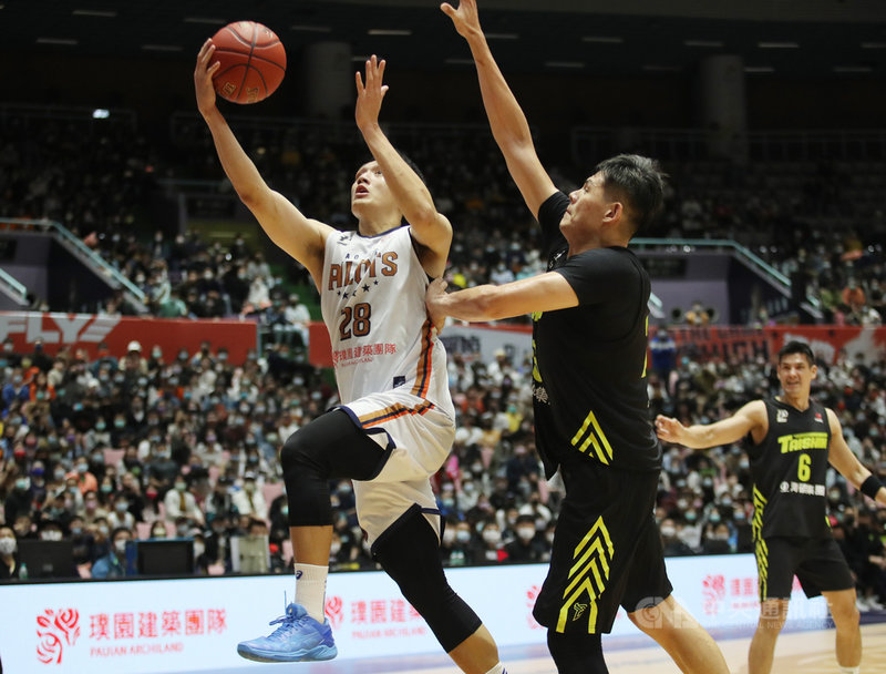 P. LEAGUE+聯盟季後挑戰賽25日進行系列賽第2戰,桃園領航猿在第4節靠著一波25比2攻勢「關門」,終場以91比86逆襲福爾摩沙台新夢想家,領航猿施晉堯(左)全場拿下19分、4籃板、4助攻與4抄截。中央社記者張新偉攝 110年4月25日
