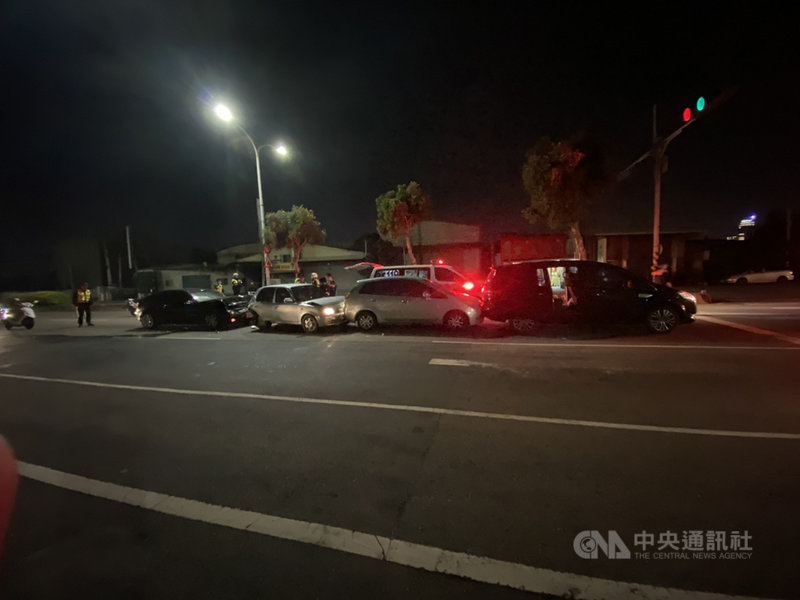 台中市梧棲區24日深夜發生4車追撞車禍,其中一台車是台中市議員楊典忠座車,車禍造成楊典忠等人受傷送醫,肇事駕駛因酒駕依法送辦。(民眾提供)中央社記者趙麗妍傳真 110年4月25日