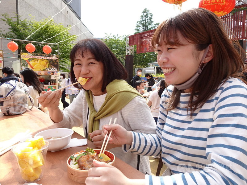 東京鐵塔台灣祭(美食活動)原訂4月16日至5月16日舉辦,許多日本民眾前來品嚐台灣金鑽鳳梨,受到日本政府發佈緊急事態宣言影響,活動26日起停辦。中央社記者楊明珠東京攝 110年4月25日