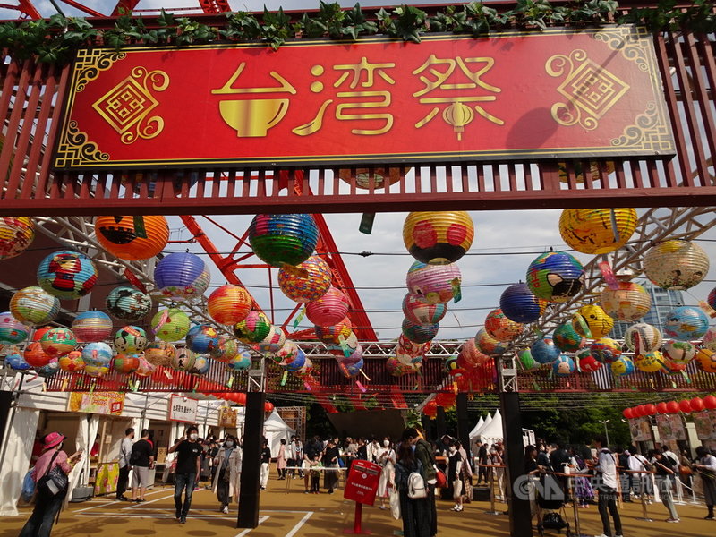東京鐵塔台灣祭(美食活動)原訂4月16日至5月16日舉辦,期間銷售8萬個台灣金鑽鳳梨,但受日本再度發布「緊急事態宣言」影響,台灣祭26日起停辦。中央社記者楊明珠東京攝 110年4月25日