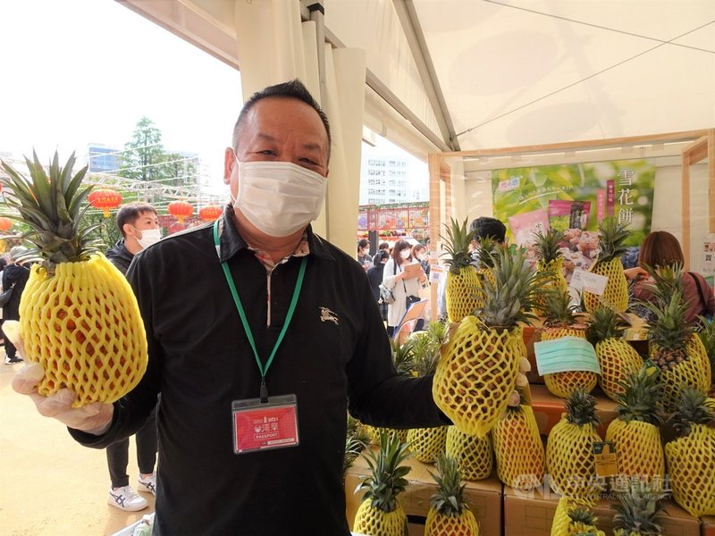 日本疫情延燒,三度發布「緊急事態宣言」25日上路,對象是東京、大阪等4都府縣。正在東京鐵塔下舉辦的台灣美食活動將暫停,主辦單位煩惱成堆的金鑽鳳梨要賣誰。中央社記者楊明珠東京攝 110年4月25日