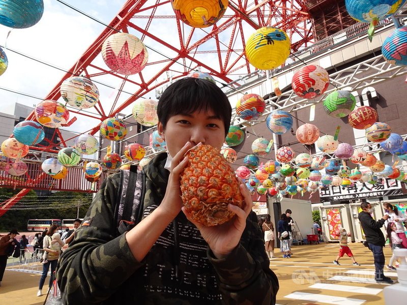 東京鐵塔台灣祭(美食活動)原訂4月16日至5月16日舉辦,主題是台灣金鑽鳳梨,很多日本民眾抱著支持台灣「民主鳳梨」的心意前來購買享用。中央社記者楊明珠東京攝 110年4月25日
