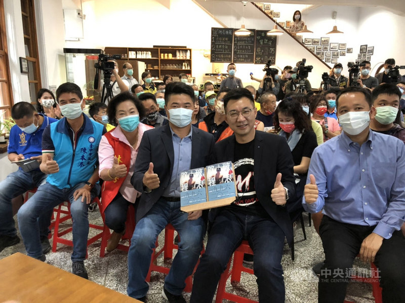 國民黨主席江啟臣(前右2)25日舉辦簽書分享會,前立委顏寬恒(前右3)出席相挺。中央社記者趙麗妍攝 110年4月25日