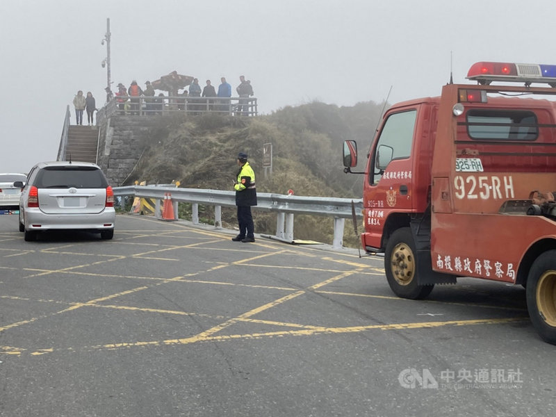 對付合歡山違規停車,南投警罕見出動拖吊車巡視昆陽到合歡山莊一帶,方法奏效,對比上週2天開140張罰單,25日截至下午無舉發。(仁愛警分局提供)中央社記者蕭博陽南投縣傳真 110年4月25日