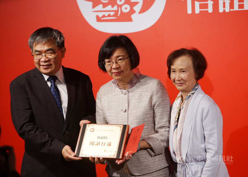 第33屆信誼幼兒文學獎頒獎典禮25日在台北信誼好好生活廣場舉辦,國家圖書館館長曾淑賢(中)獲頒特別貢獻獎,由教育部政務次長蔡清華(左)與信誼基金會董事長張杏如(右)頒發獎座及獎金,表彰她推動閱讀的貢獻。中央社記者裴禛攝 110年4月25日