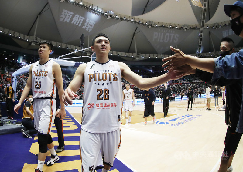 P. LEAGUE+聯盟季後挑戰賽,25日比賽結束前7.7秒,桃園領航猿隊施晉堯(前右)站上罰球線,現場球迷高喊著MVP口號讓他嚇了一跳,因為這是他第一次享受到這種特殊待遇,他承認:「很爽。」中央社記者張新偉攝 110年4月25日