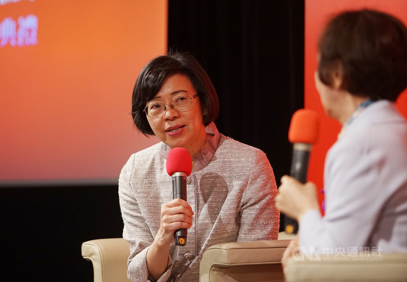 第33屆信誼幼兒文學獎頒獎典禮25日在台北信誼好好生活廣場舉辦,國家圖書館館長曾淑賢(左)獲頒特別貢獻獎,她表示,推廣閱讀本來就是她該做的工作,能夠獲獎很開心。中央社記者裴禛攝 110年4月25日