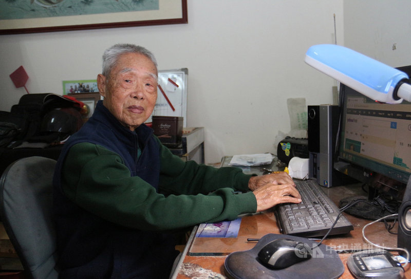 國共內戰時期,陶如朗所屬部隊無法順利撤退,被軟禁在越南富國島近4年才到台灣,退休後熱衷學習,曾是樂齡大學最高齡畢業生,並在80歲苦學電腦記錄當年留越國軍的苦難事蹟。中央社記者管瑞平攝 110年4月25日