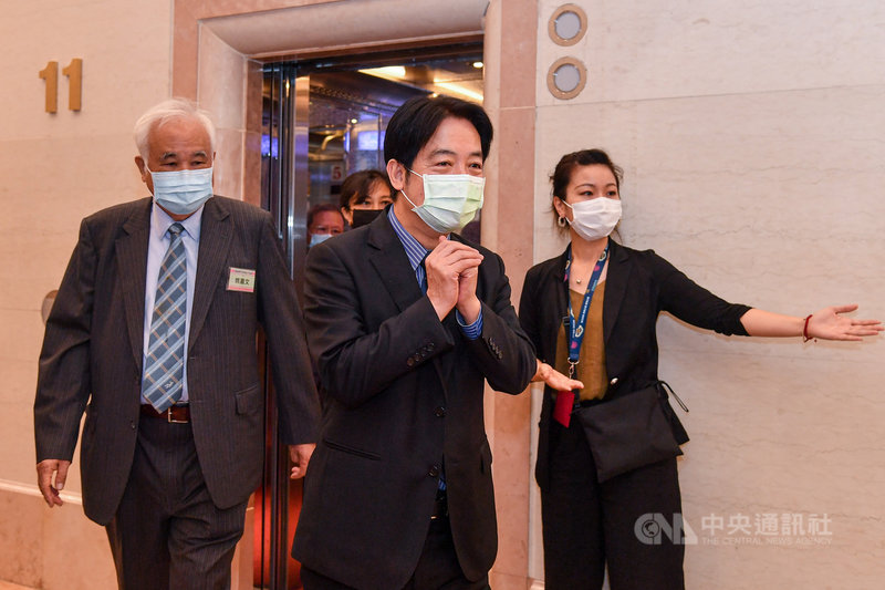 台灣國家聯盟25日主辦「海內外台灣國是會議」,主題是「台灣國家正常化、亞太和平永續化」,副總統賴清德(中)出席,入場前向眾人拱手致意。中央社記者鄭清元攝 110年4月25日