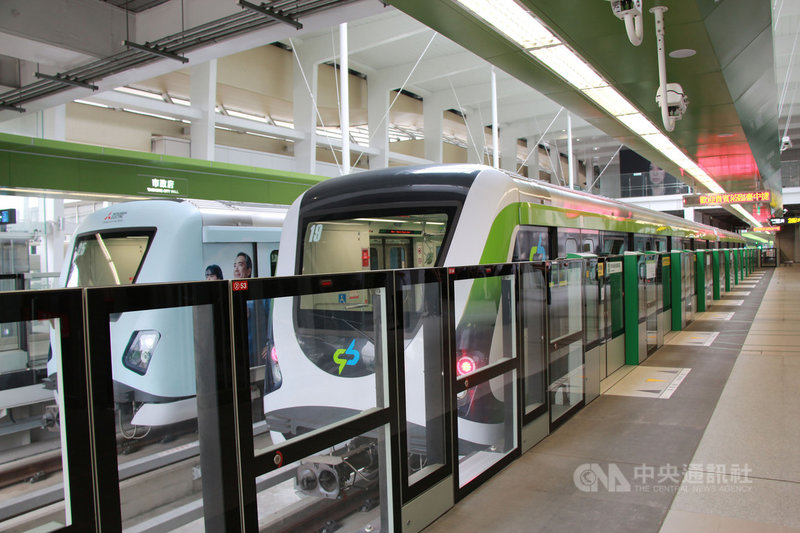 台中捷運綠線民國109年11月間首次試營運時,出現列車聯結器故障而停駛,經修復、重新試營運後,25日中午正式通車。中央社記者蘇木春攝 110年4月25日