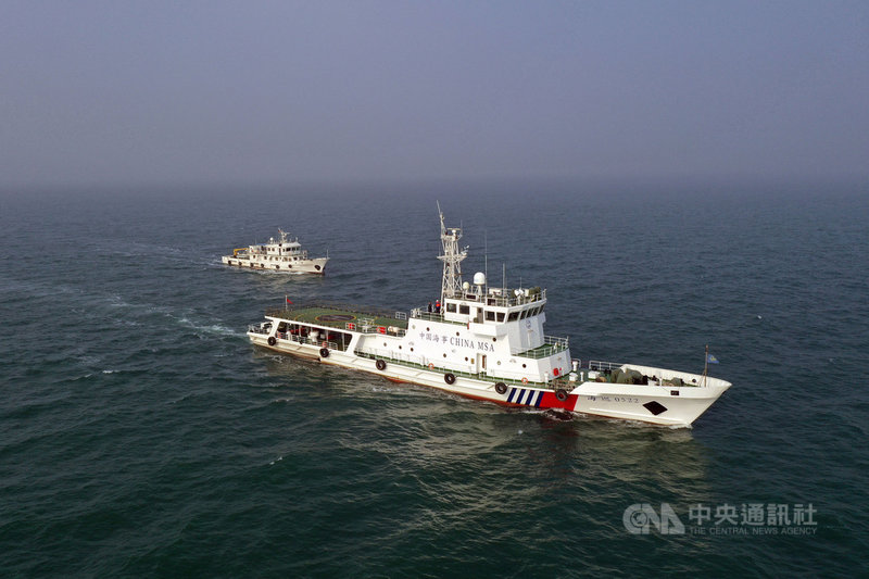 在中日官員就釣魚台議題交火時,中國海警船25日進入釣魚台海域巡航。圖為2020年山東煙台海警局的船艦。(中新社提供)中央社 110年4月25日