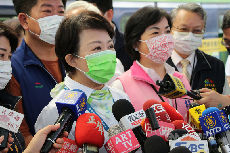 台中捷運綠線25日中午正式通車,台中市長盧秀燕(前左)表示,能夠成就這條捷運,要感謝中央到地方的努力才能夠完成,未來會更加努力好好營運,安全營運是最高目標。中央社記者蘇木春攝 110年4月25日