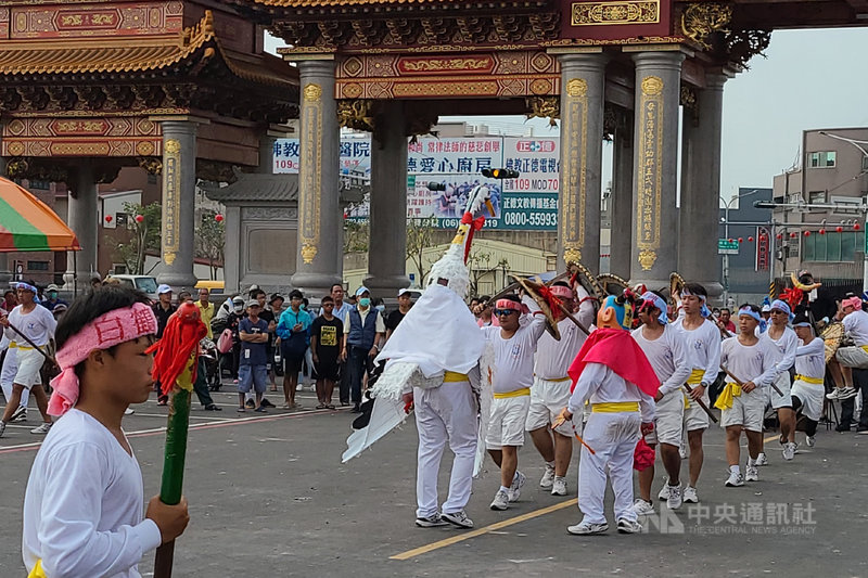 台南市土城蚵寮角宋江白鶴陣創設超過一甲子,長期參與土城聖母廟香科,陣式多元、技藝精湛,表現出民俗價值,民國108年12月經文化資產審議通過,登錄公告為台南市民俗類無形文化資產。中央社記者楊思瑞攝 110年4月25日