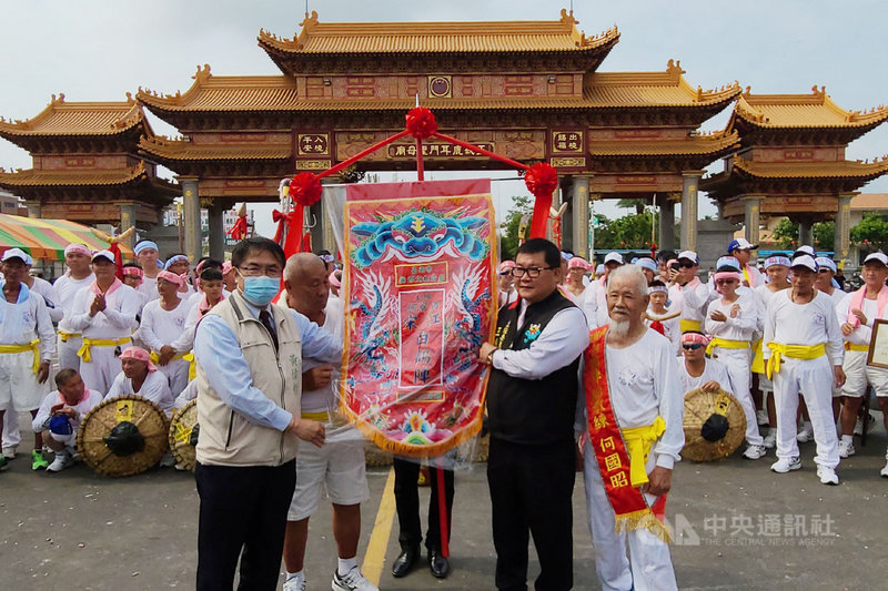 台南市土城蚵寮角宋江白鶴陣25日開館,台南市長黃偉哲(前左)前往頒發無形文化資產登錄證書,肯定地方保存傳統民俗。中央社記者楊思瑞攝 110年4月25日