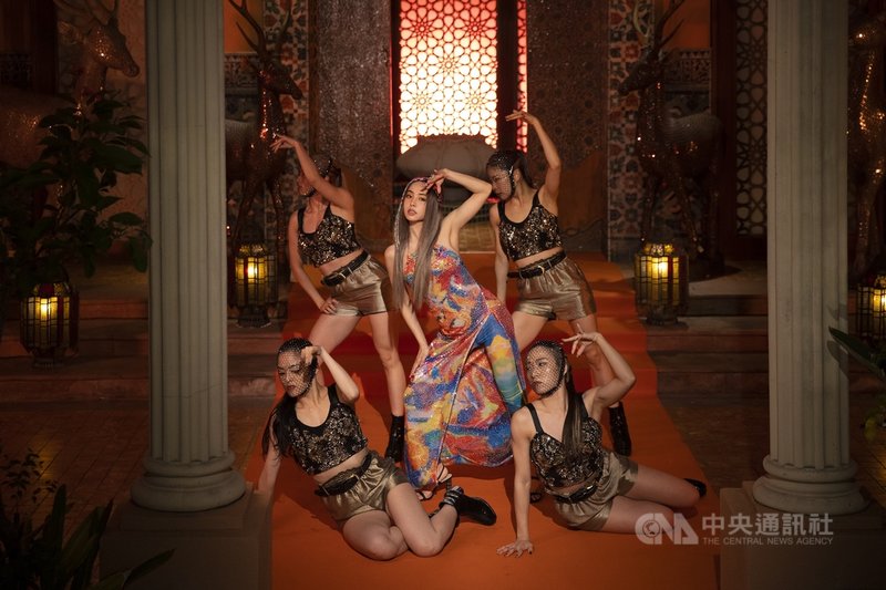 歌手蔡依林(Jolin)(中)新歌Stars Align的MV日前赴南台灣取景,更配合舞蹈動作推出dadada甩手舞,提醒歌迷勤洗手注意防疫。(凌時差提供)中央社記者葉冠吟傳真 110年4月25日