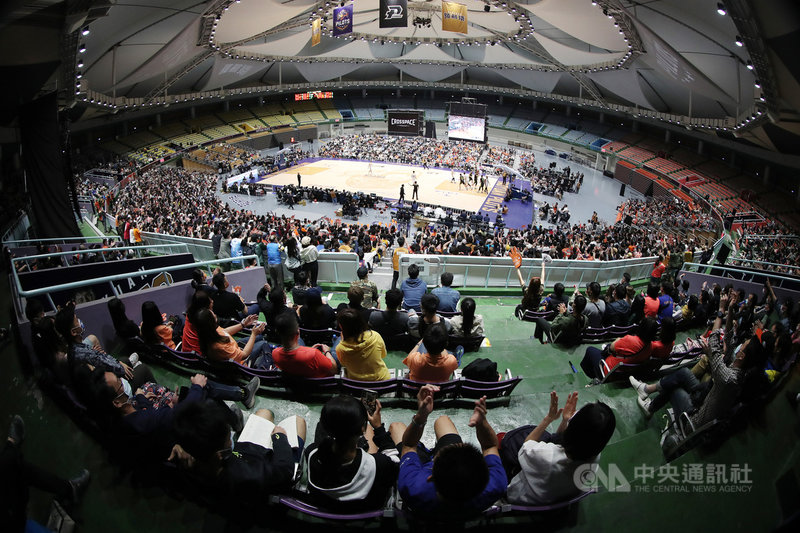 台灣職業籃球聯盟P. LEAGUE+(簡稱PLG)季後挑戰賽25日進行系列賽第2戰,桃園領航猿隊迎戰福爾摩沙台新夢想家隊,吸引4758名球迷進場。中央社記者張新偉攝 110年4月25日