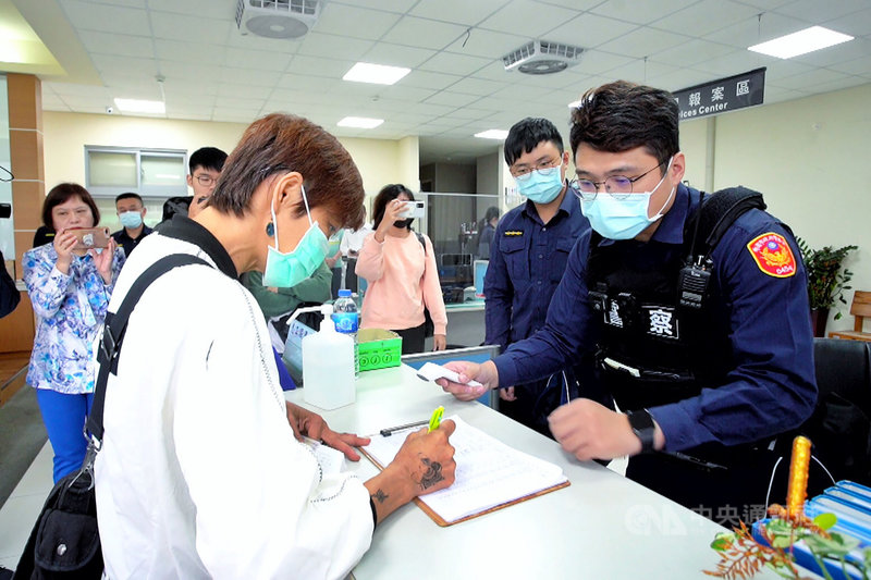指控遭桃園市警局中壢分局警員不當盤查的音樂女老師詹慧玲(前左),25日前往派出所報案對員警提告。警方表示,全案移請地檢署偵辦會配合調查。中央社記者吳睿騏桃園攝 110年4月25日