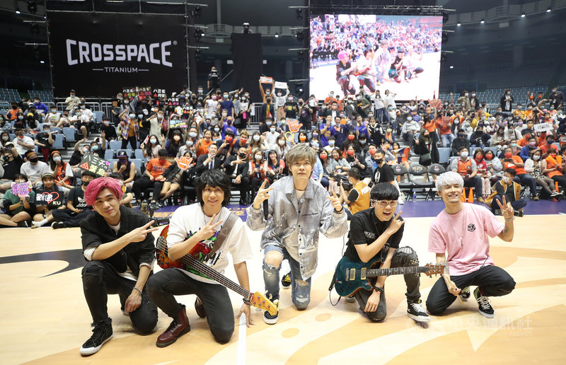 台灣職業籃球聯盟P. LEAGUE+(簡稱PLG)季後挑戰賽25日進行系列賽第2戰,主場的桃園領航猿隊賽後邀請樂團八三夭(前)開唱。中央社記者張新偉攝 110年4月25日
