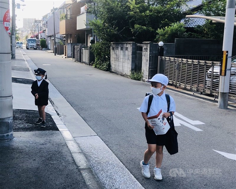 日本政府23日晚間正式決定對疫情嚴峻的東京都、大阪府、兵庫縣及京都府4都府縣發布「緊急事態宣言」,期間為4月25日到5月11日。公立小學及私幼學童皆實施提早放學因應。中央社記者魏紜鈴大阪攝 110年4月24日