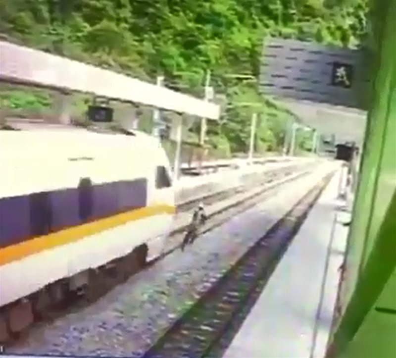 台鐵太魯閣號列車24日因廠商違規施工致擦撞工人,台鐵局長杜微25日說,會終止跟該廠商的合約,並列為黑名單。(民眾提供)
