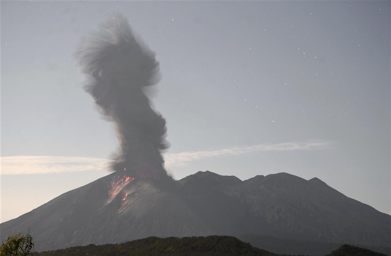 日本鹿兒島市櫻島南岳山頂火山口25日凌晨發生爆裂式噴發,火山碎屑流最遠到達距火山口約1.8公里處,創近10年最遠紀錄。(共同社)