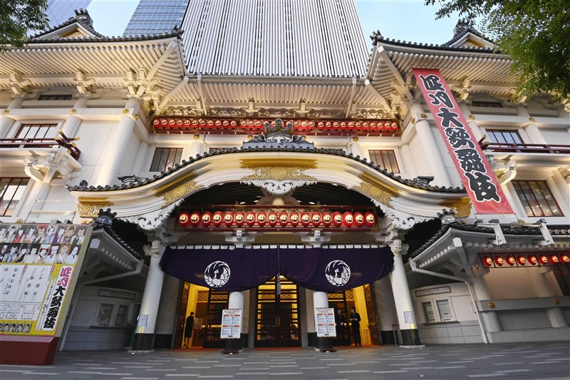 東京銀座地區24日已有許多店家停止營業,包括中止演出活動的歌舞伎座。(共同社)