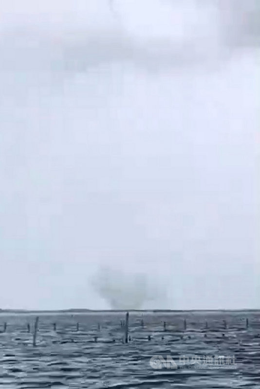 台南市膠筏觀光業者林明德25日上午載客到七股潟湖沙洲途中，發現外海出現少見的「水龍捲」景觀。（林明德提供）中央社記者楊思瑞台南傳真　110年4月25日